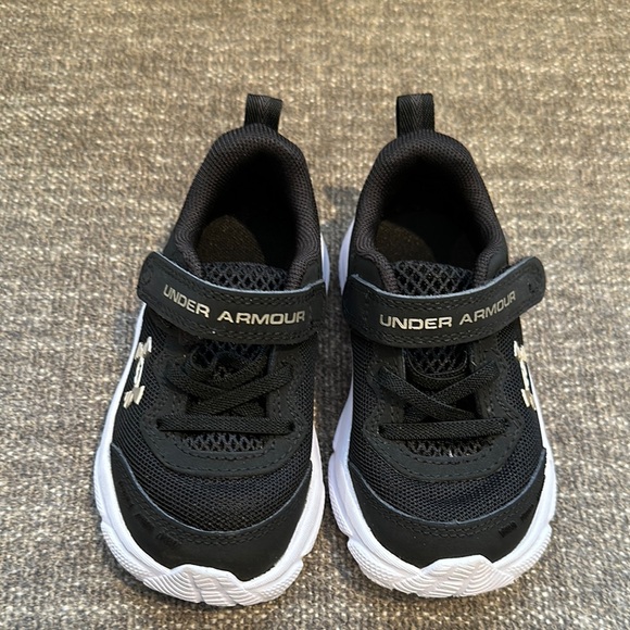 NWOT- Under Armour Black Kids Shoes. Size 6 toddler - Picture 7 of 9